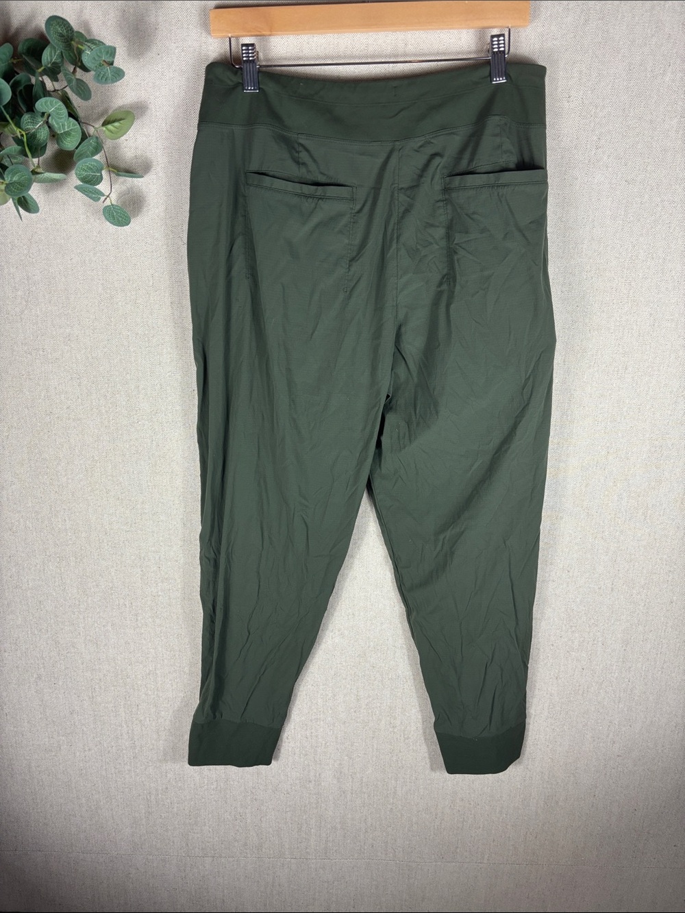 Athleta > Olive Green Active Zip-Pocket Ankle Pants 12 - Picture 8 of 8